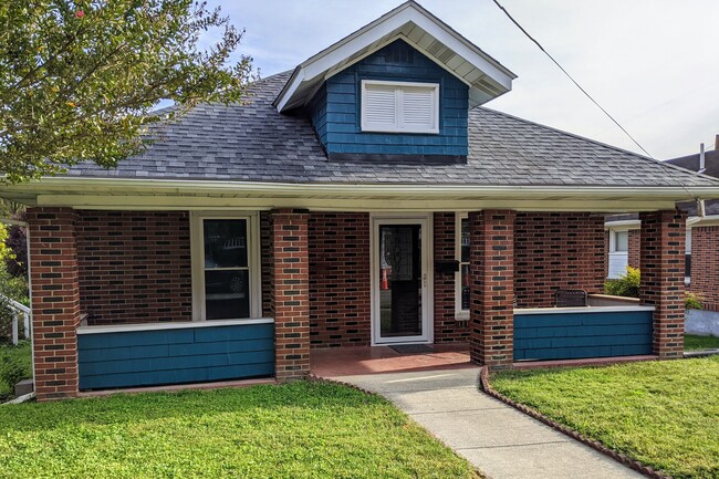 Primary Photo - 766 Arbutus Ave SE
