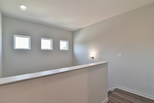 Building Photo - Brand New 3 bed 2.5 Duplex