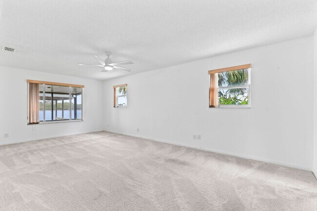 Building Photo - Riverfront Home in Ormond Beachside!