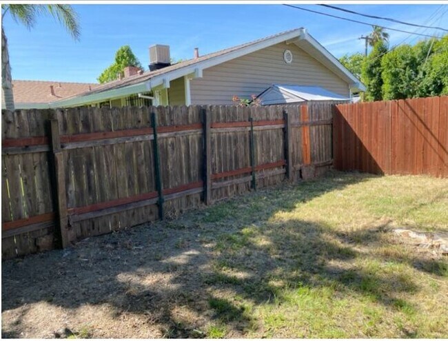 Building Photo - Move-In Ready 2BR Duplex — South Sacramento, Pets OK