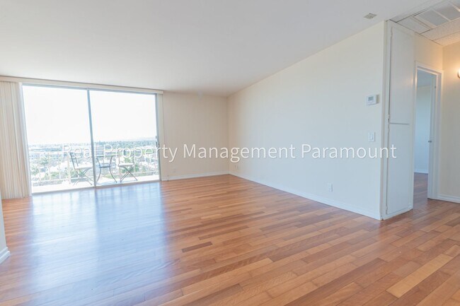 Building Photo - Beautiful One Bedroom Apartment in Los Ang...