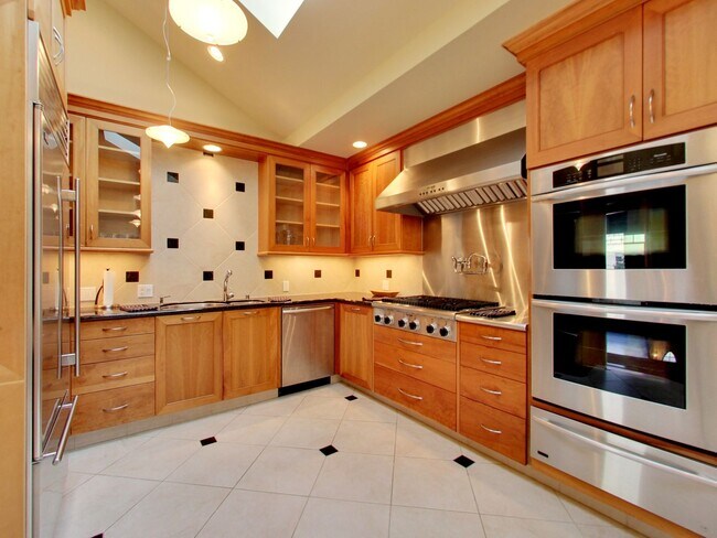 Building Photo - STUNNING 2/2 W/ Dining Room and LARGE Atti...