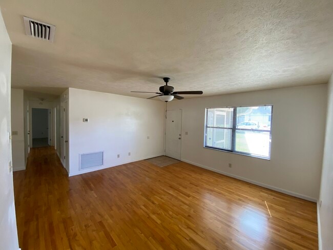 Building Photo - 5 Teak Loop Ln