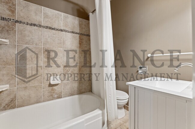 Building Photo - 806 N Faulkner St