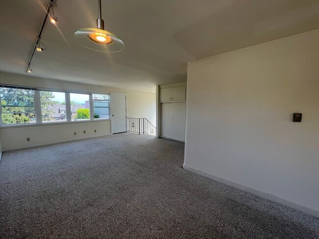 Building Photo - Bright & Spacious One-Bedroom Overlooking Lake Washington!