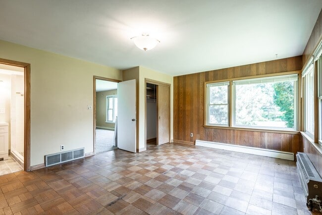 Building Photo - Come home to the serenity of Mequon-Thiensville