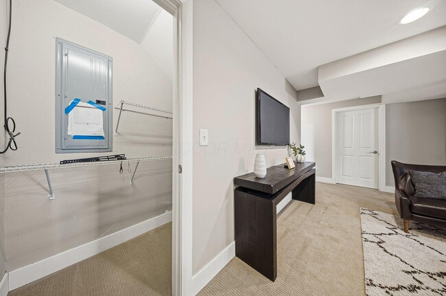 Building Photo - 567 Lathrop St