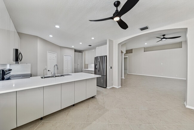 Building Photo - 12325 Cascades Pointe Dr