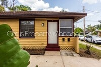 Building Photo - Charming Duplex in Mills 50 District