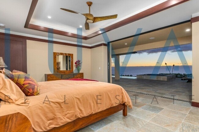 Building Photo - 4 bedroom 3.5 bathroom home with pool