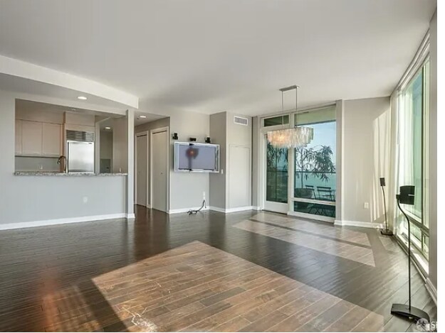 Building Photo - 425 1st St