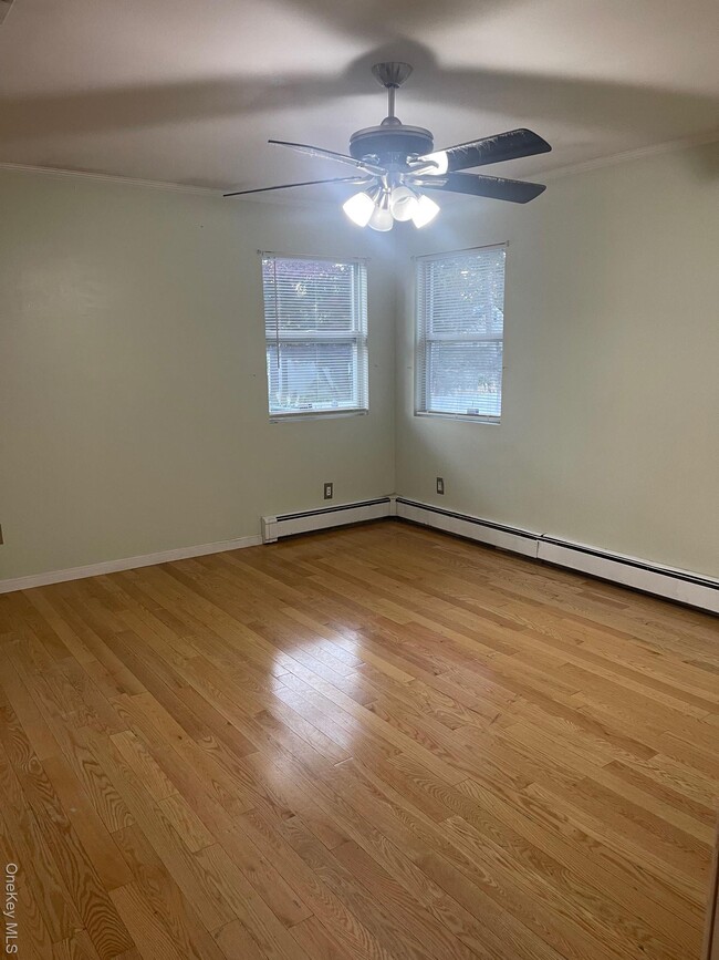 Building Photo - 185 E Parkview Dr