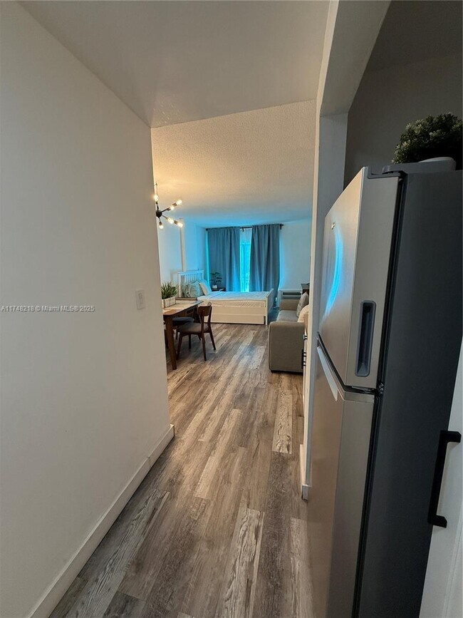 Building Photo - 400 Kings Point Dr