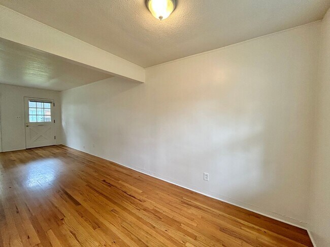 Building Photo - One Bed, One Bath, Vintage Charmer!