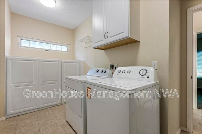 Building Photo - 5 Tanyard Ln