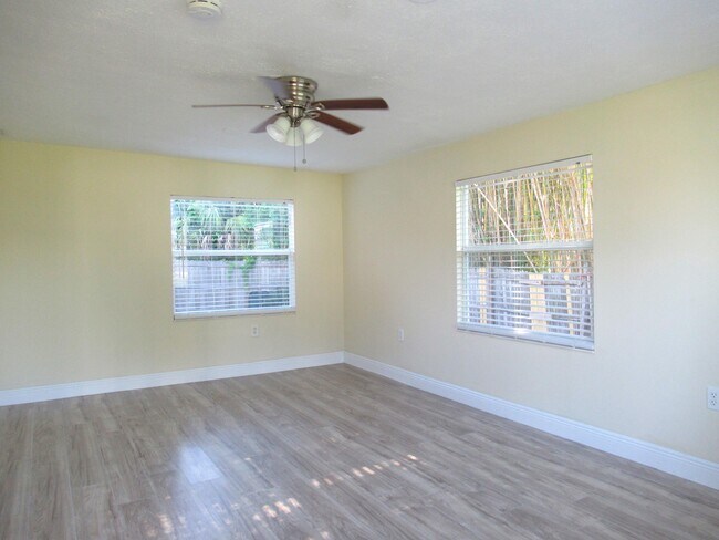 Building Photo - 5310 Palm Dr