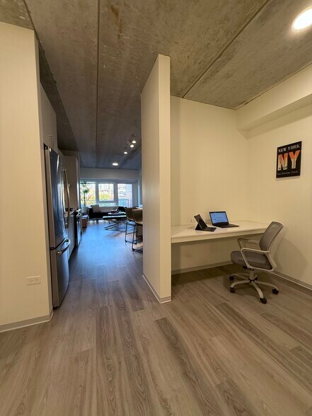 Primary Photo - 334 W Schiller St