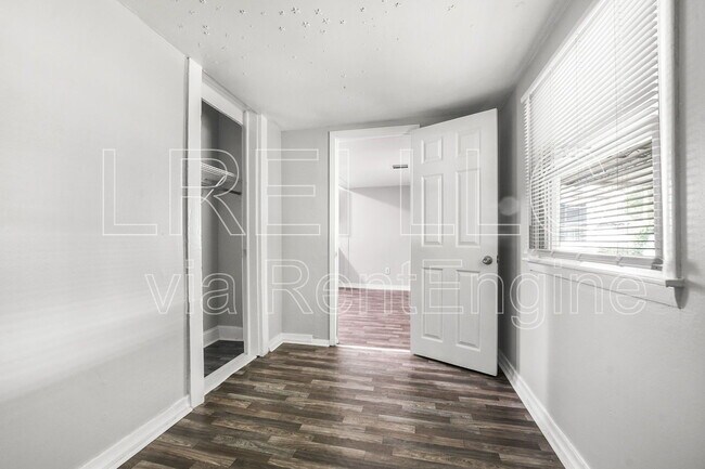 Building Photo - 735 Iowa Ave