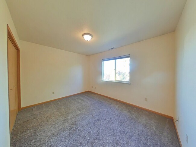 Building Photo - 3 Bedroom with DETACHED GARAGE! Great Cent...