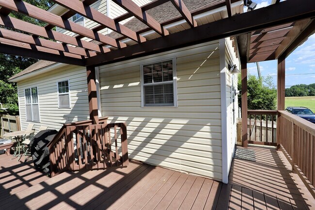 Building Photo - 1910 Lybrand St