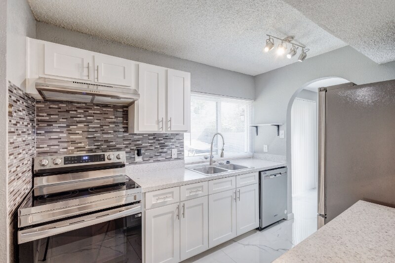 Building Photo - 3501 Green Hill Dr