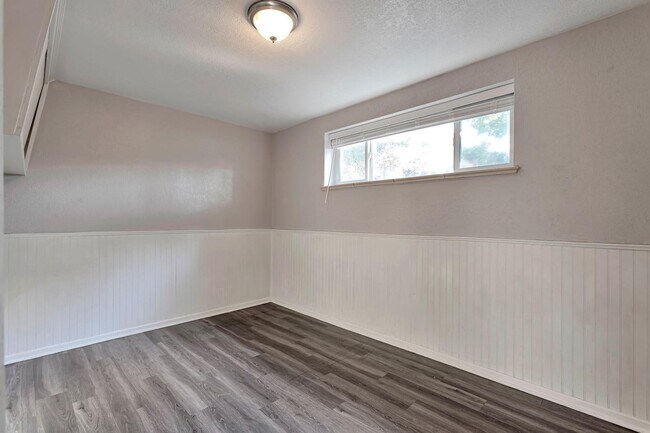 Building Photo - Adorable 2bedroom 1 bathroom Apartment