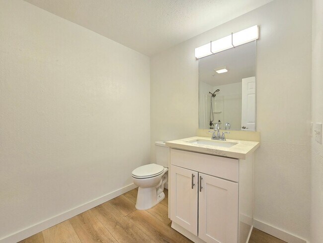 Building Photo - 1 Bedroom 1 Bathroom Condo in Bothell - Pet Friendly!