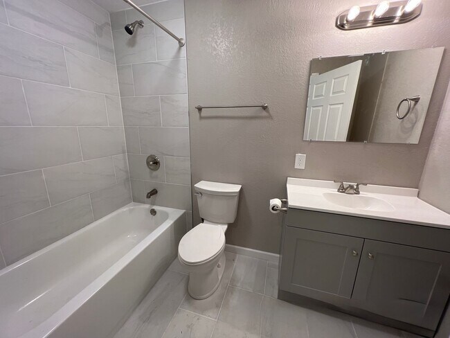 Building Photo - 3 Bed 1 Bath in Denver's Elyria Swansea Neighborhood!