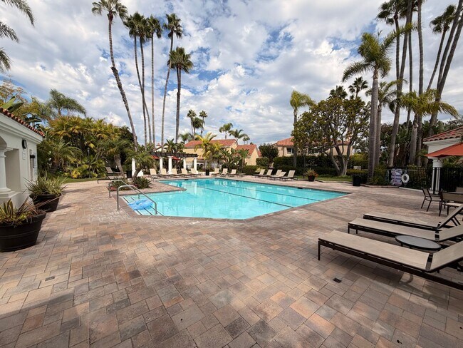 Building Photo - Beautiful 3 Bedroom, 2.5 Bathroom Newport ...