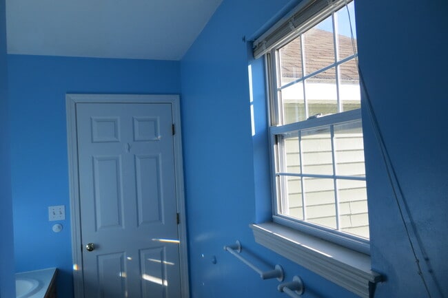 Building Photo - 64 Lilac Cir