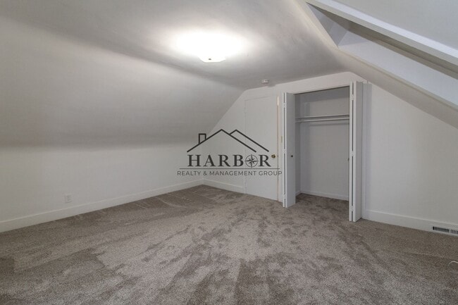 Building Photo - 224 9th Ave NW