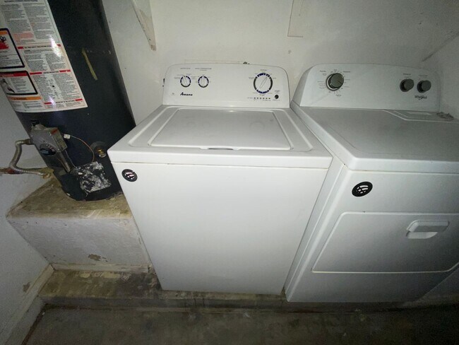 Building Photo - Brand new paint and carpet! 3 Bedroom 2 1/2 Bathroom, Close to Grand Canyon University