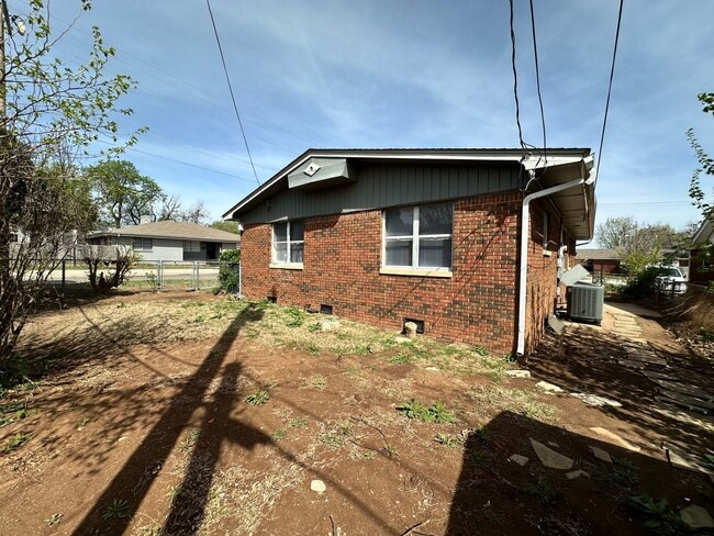 Building Photo - Versatile 3-bedroom, 1.5-bath Home Available in OKC!