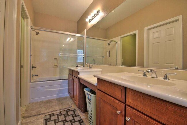Building Photo - Beautifully Updated Union City Townhome w/ Community Amenities & Vaulted Ceilings