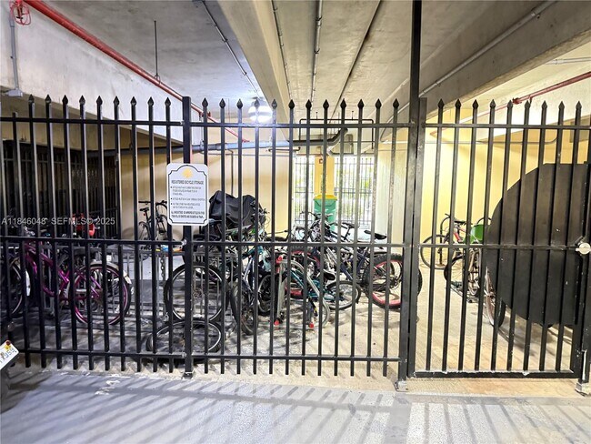 Building Photo - 17145 N Bay Rd