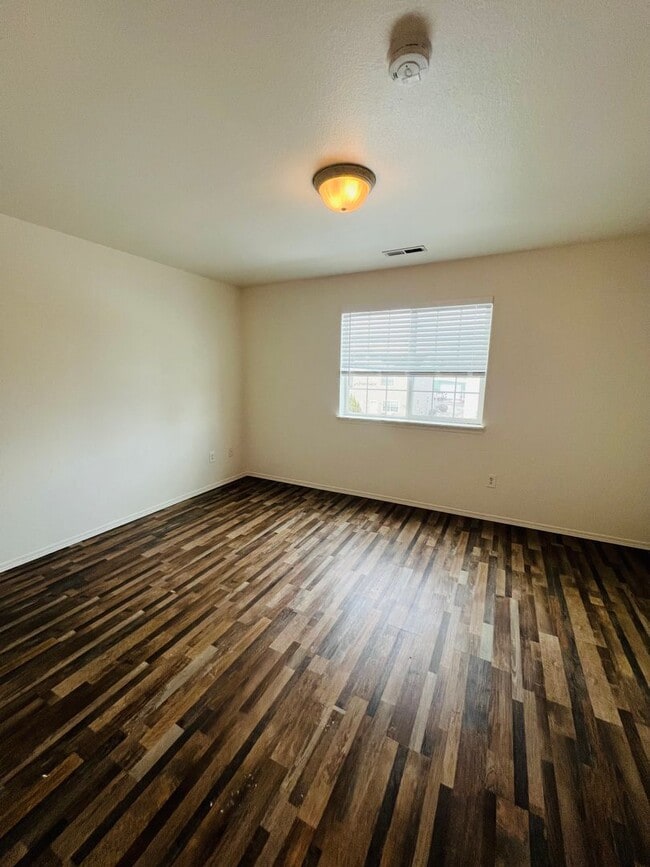 Building Photo - Amazing 3 Bed 2.5 Bath - Townhouse