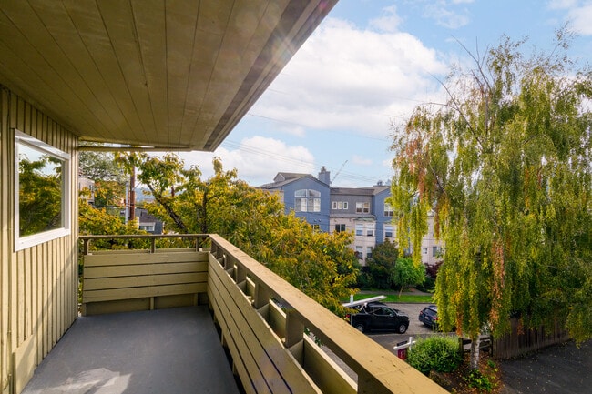 Building Photo - 901 5th Ave N