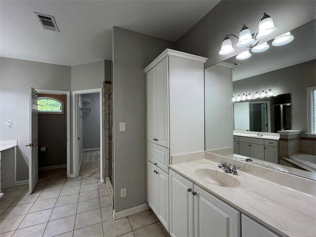 Building Photo - 704 Emerald Dr