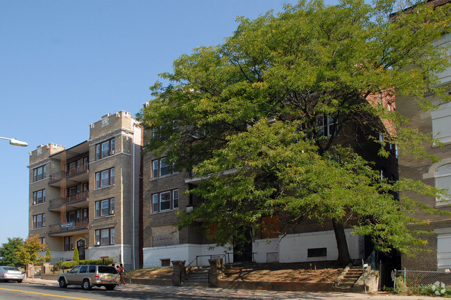 Building Photo - 356 William St
