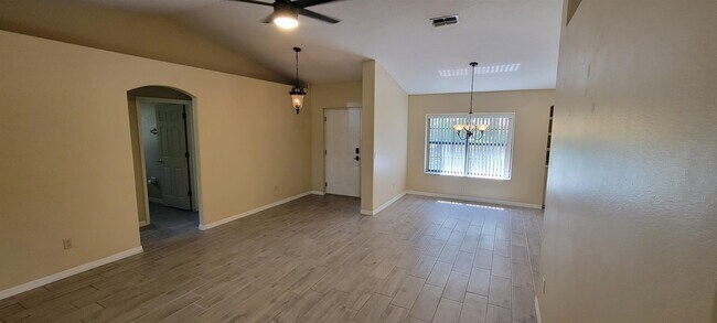 Building Photo - 305 Raintree Trail