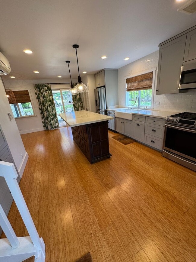 Building Photo - Newly Renovated 3/3 Home in Waialua