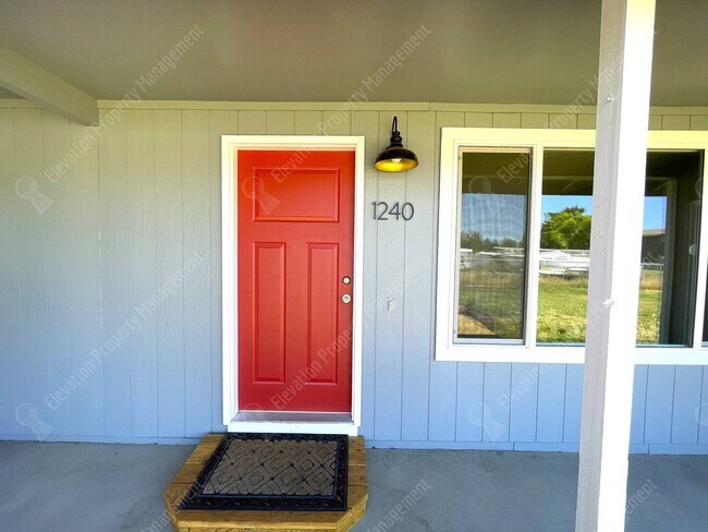 Building Photo - Recently-renovated 2 BR duplex in Redmond ...