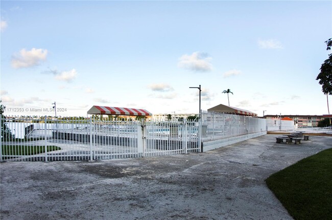 Building Photo - 1301 NE Miami Gardens Dr