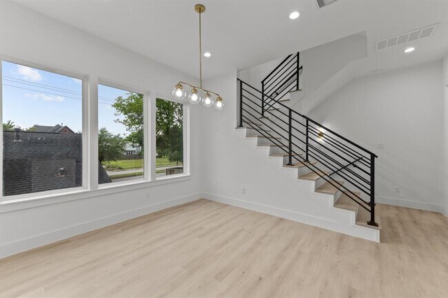 Building Photo - 3110 Live Oak St