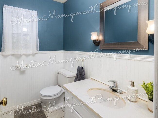 Building Photo - 906 S Barrett Ave