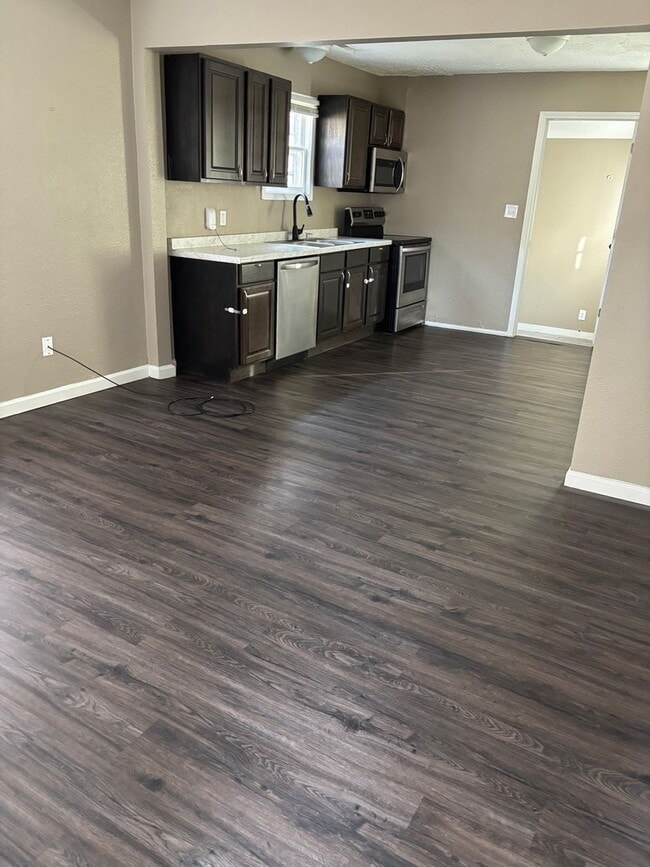 Building Photo - “Move-In Ready 2-Bedroom with Expansive Yard”