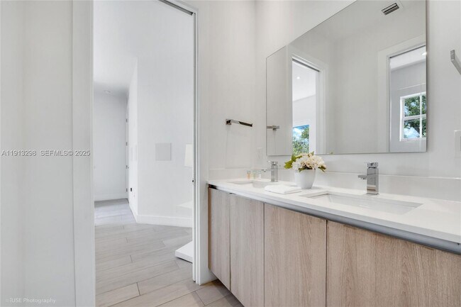 Building Photo - 2868 SW 33rd Ct