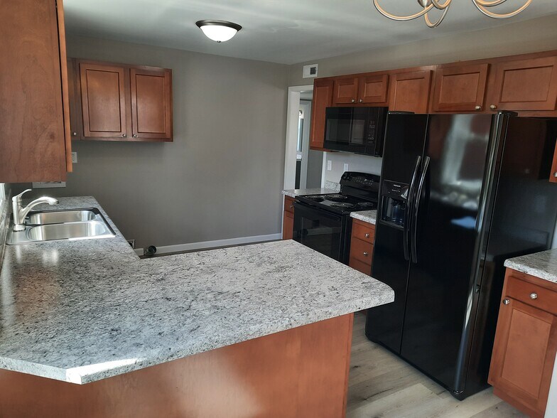 Building Photo - 2115 Main St