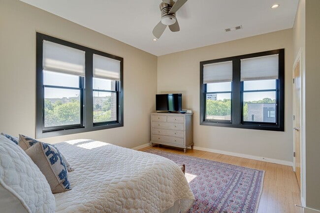 Building Photo - Stunning 3BR/2.5BA Condo in Prime Belmont/...