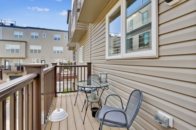 Building Photo - GREAT LOCATION!! Stunning 3BD/3.5BA luxury 4-level townhouse!